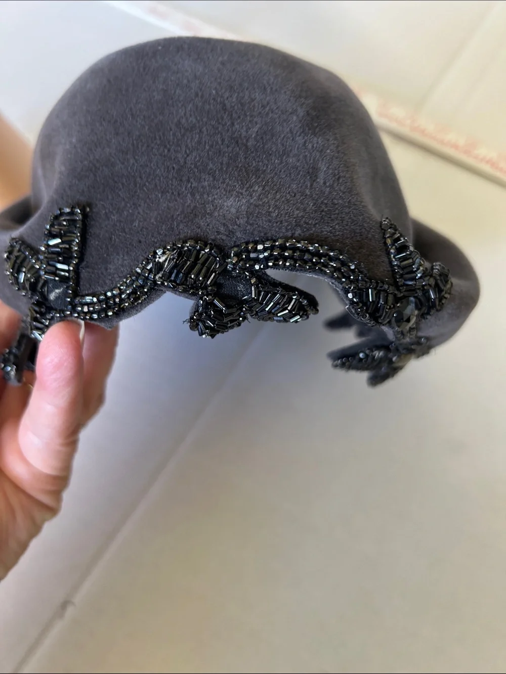 AURORE TRUE VINTAGE 1950s GRAY FELT/ART DECO COCKTAIL HAT MADE IN FRANCE